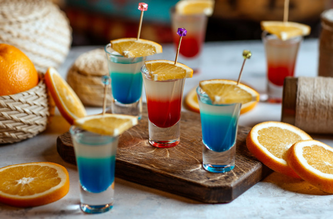 Обои картинки фото еда, напитки, алкоголь, рюмки, апельсин