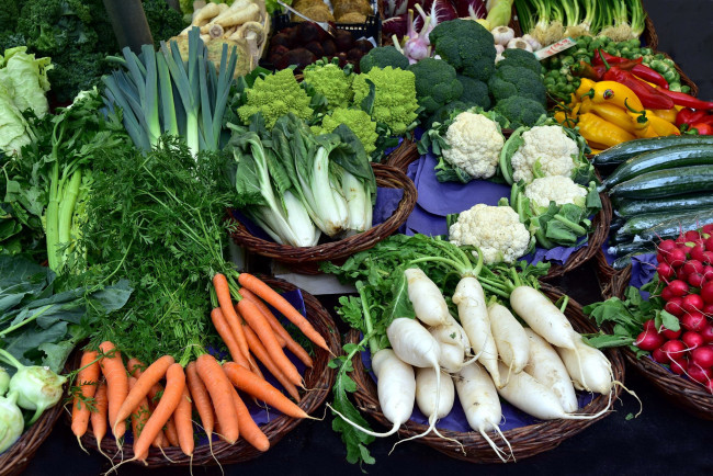 Обои картинки фото еда, овощи, редис, перец, брокколи, порей, морковь