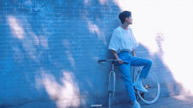 Обои картинки фото мужчины, xiao zhan, актер, стена, велосипед