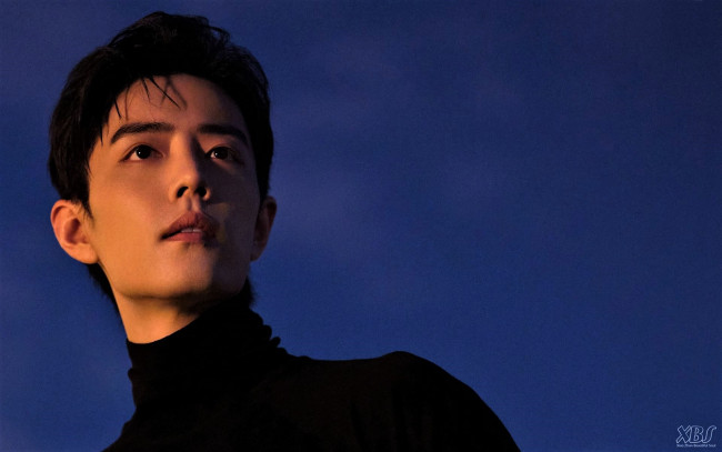 Обои картинки фото мужчины, xiao zhan, актер, водолазка, лицо, небо