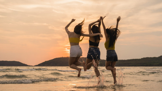 Обои картинки фото девушки, - группа девушек, море, закат, трио, прыжок