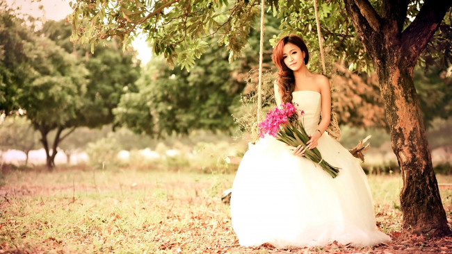 Обои картинки фото девушки, - невесты, азиатка, невеста, свадебное, платье, букет, качели