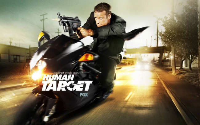 Обои картинки фото кино фильмы, human target, мужчина, оружие, мотоцикл, скорость