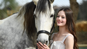 обоя девушки, mackenzie foy, лошадь, улыбка