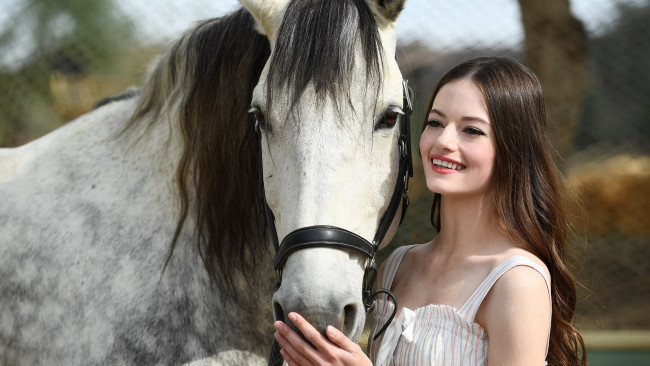 Обои картинки фото девушки, mackenzie foy, лошадь, улыбка