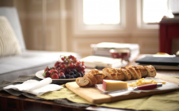Картинка завтрак еда разное французская булка утро фрукты стол сыр доска