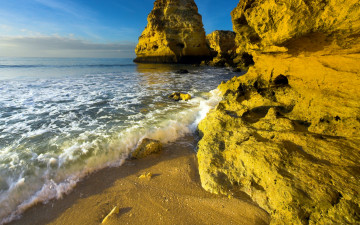 Картинка природа побережье океан скалы камни волны пляж