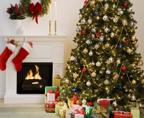 Обои картинки фото новогодний, интерьер, праздничные, очаг, елка, подарки, украшения, камин, свечи