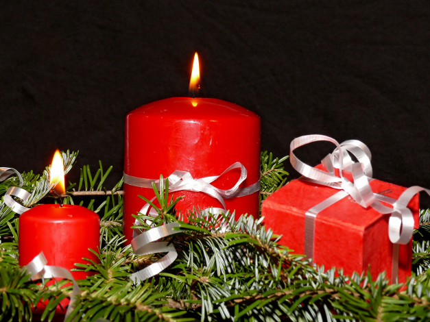 Обои картинки фото праздничные, новогодние, свечи, коробочка, подарок