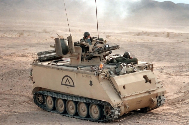 Обои картинки фото техника, военная, установка, самоходная, бронетранспортера, базе, 1988г, , на, сша, армии, m-163, зенитная, 20-мм, m-113