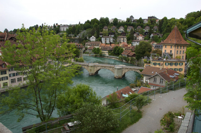 Обои картинки фото города, берн , швейцария, деревья, дома, мост, река, небо, берн