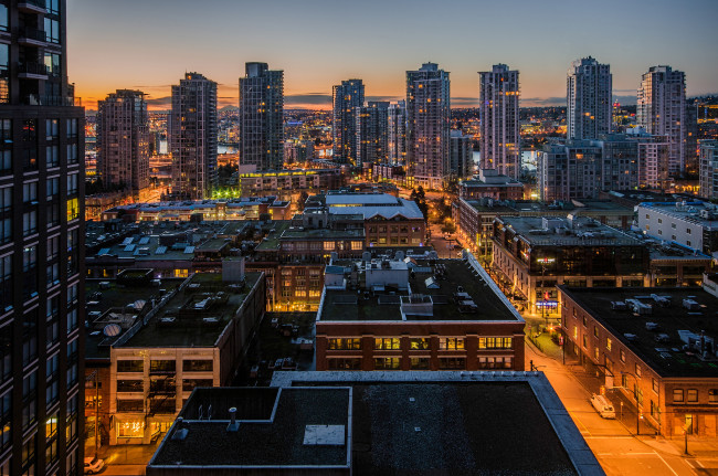Обои картинки фото yaletown - vancouver,  bc, города, ванкувер , канада, ночь, небоскребы, огни