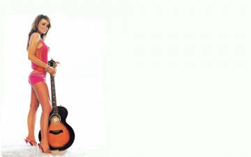 Картинка девушки carmen+electra майка шорты каблуки гитара