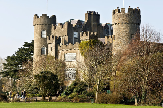 Обои картинки фото замок, малахед, ирландия, города, дворцы, замки, крепости, башни, большой, каменный