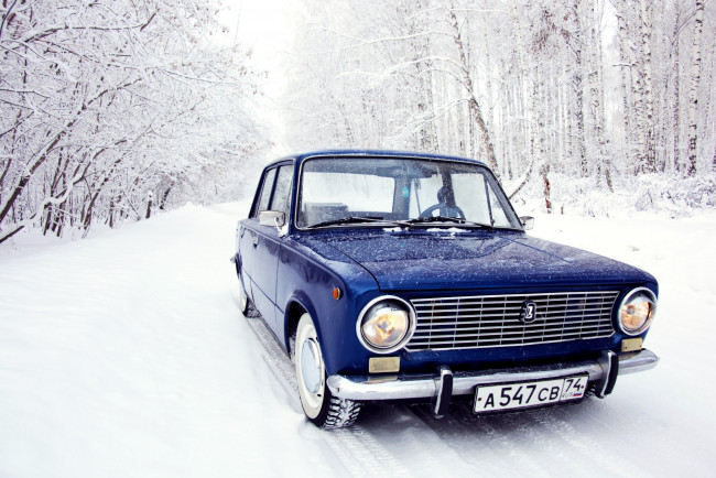 Обои картинки фото автомобили, ваз, зима, синяя, жигули, копейка, 2101, лес, снег