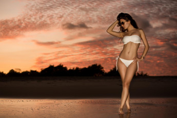 Картинка девушки -unsort+ брюнетки +шатенки бикини поза фигура пляж