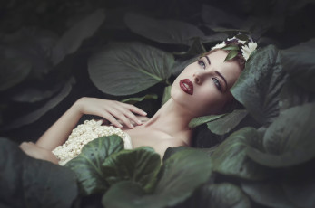 Картинка девушки -unsort+ креатив joanna sosnicka портрет green lips макияж листья украшения