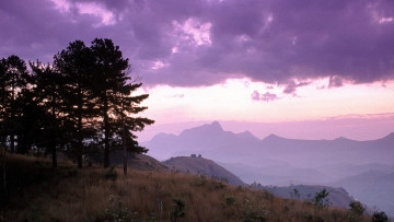 Картинка природа пейзажи горы закат тучи деревья трава