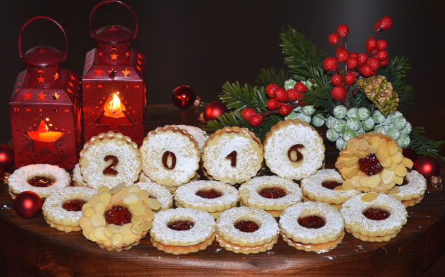 Обои картинки фото праздничные, угощения, печенье, фонари, ель, выпечка, 2016
