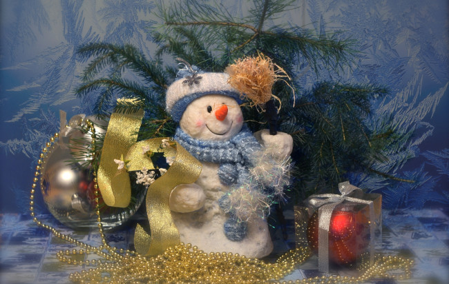 Обои картинки фото праздничные, снеговики, ель, игрушки, узор, мороз, снеговик