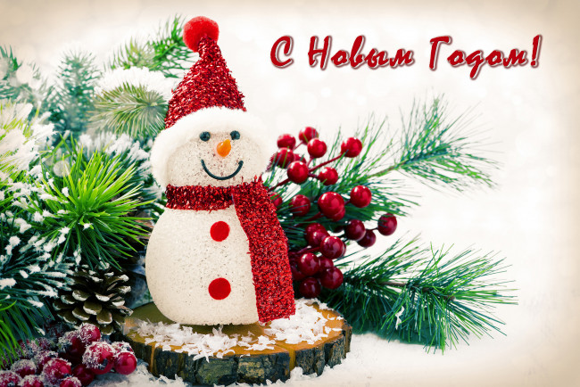 Обои картинки фото праздничные, снеговики, шапка, ягоды, шишка, сосна, праздник, снеговик, шарф