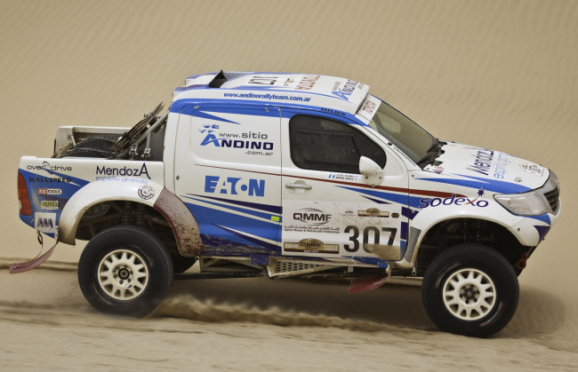 Обои картинки фото toyota hilux rally car 2012, спорт, авторалли, 2012, car, toyota, hilux, rally