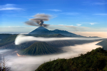 Картинка природа стихия индонезия вулкан остров горы облака