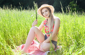 Картинка ani+hyza девушки ani hyza девушка модель шляпа природа трава лето шатенка красотка поза взгляд макияж стройная флирт