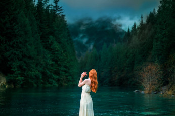 Картинка девушки -+рыжеволосые+и+разноцветные гора лес озеро рыженькая