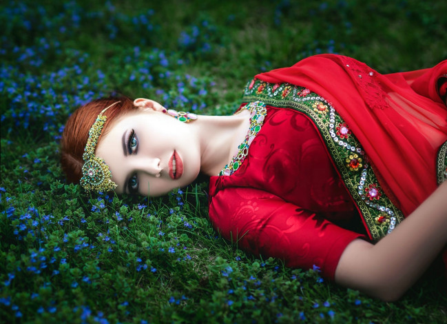 Обои картинки фото девушки, - рыжеволосые и разноцветные, луг, сари