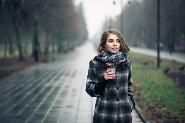 Обои картинки фото девушки, - брюнетки,  шатенки, русая, шарф, пальто, стакан, парк, осень