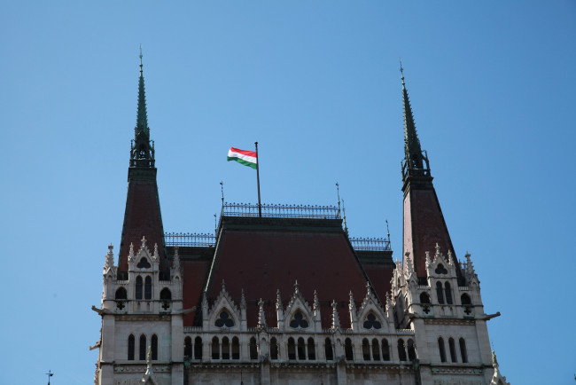 Обои картинки фото города, будапешт , венгрия, башни, флаг