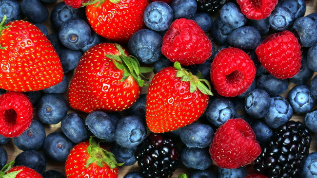 Обои картинки фото еда, фрукты,  ягоды, клубника, ежевика, малина, черника