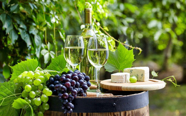 Обои картинки фото еда, напитки,  вино, виноград, вино, сыр