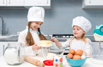 Картинка разное дети девочки поварята готовка