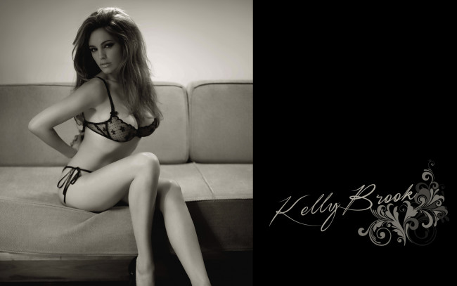Обои картинки фото девушки, kelly brook, черно-белая, белье, диван