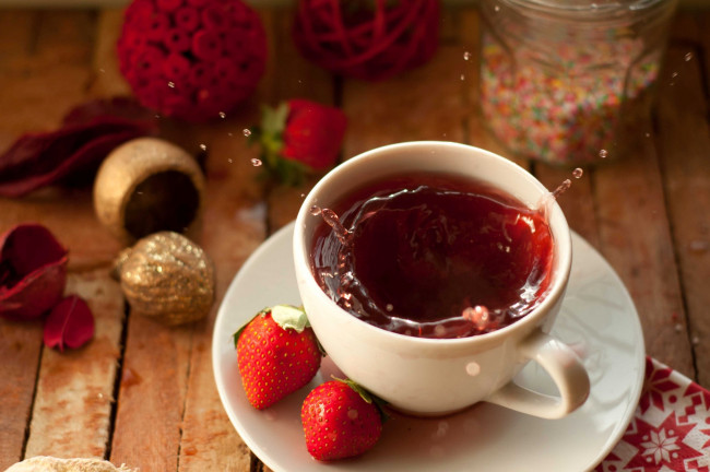 Обои картинки фото еда, напитки, Чай, ягоды, клубника, чай