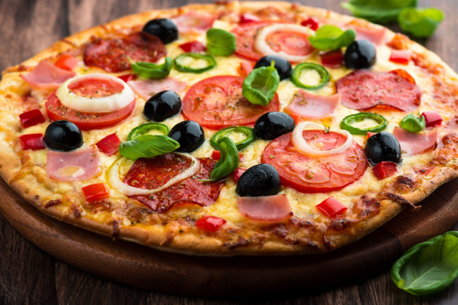Обои картинки фото еда, пицца, салями, оливки, помидоры, томаты
