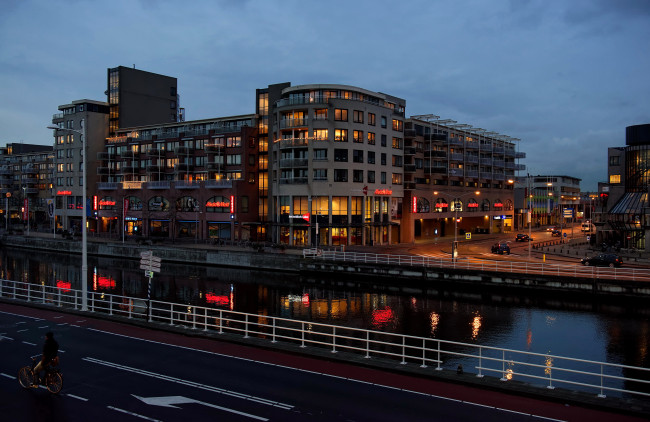 Обои картинки фото alkmaar нидерланды, города, - огни ночного города, река, дома, нидерланды, alkmaar, ночь