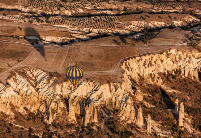 Обои картинки фото авиация, воздушные шары, скалы, горы, турция, воздушный, шар, каппадокия