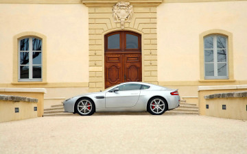 Картинка автомобили aston+martin астон мартин v8 vantage крыльцо здание серебристый окна дверь