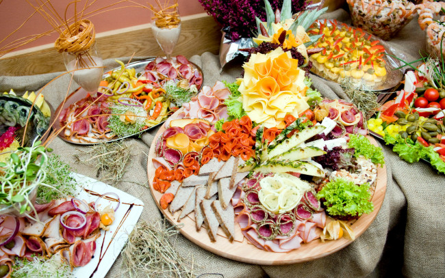 Обои картинки фото еда, разное, ассорти, колбаса, сыр, овощи