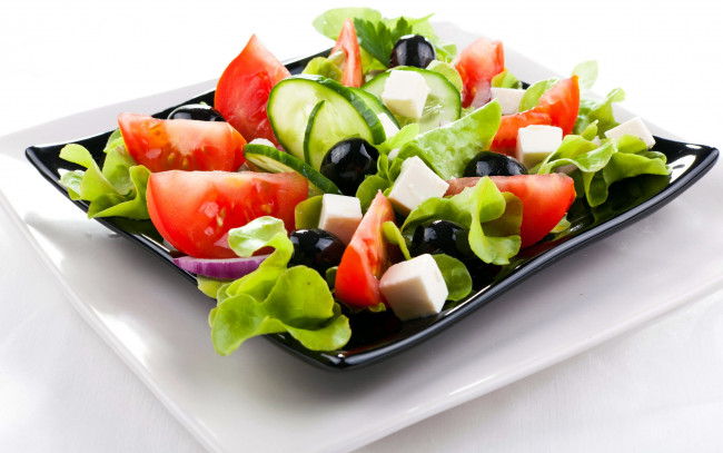 Обои картинки фото еда, салаты,  закуски, огурцы, салат, помидоры, маслины
