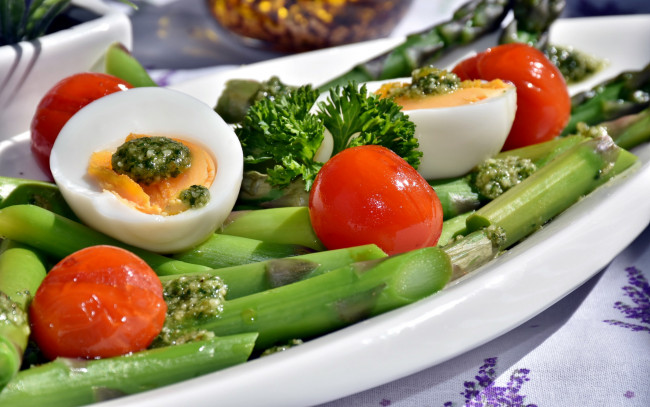Обои картинки фото еда, салаты,  закуски, спаржа, яйцо, петрушка, помидоры, томаты