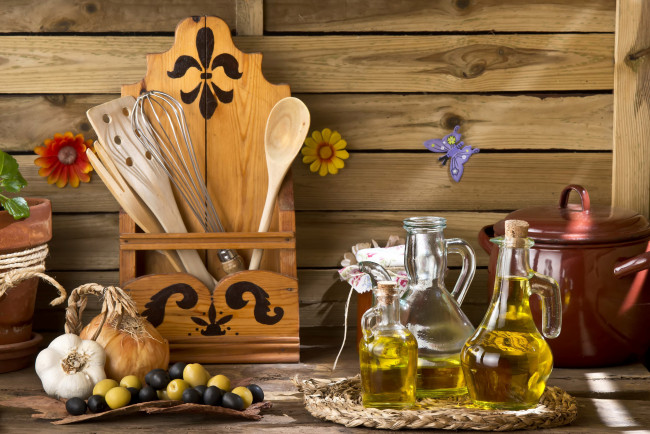 Обои картинки фото еда, разное, оливки, масло, чеснок, лук, кухонная, утварь