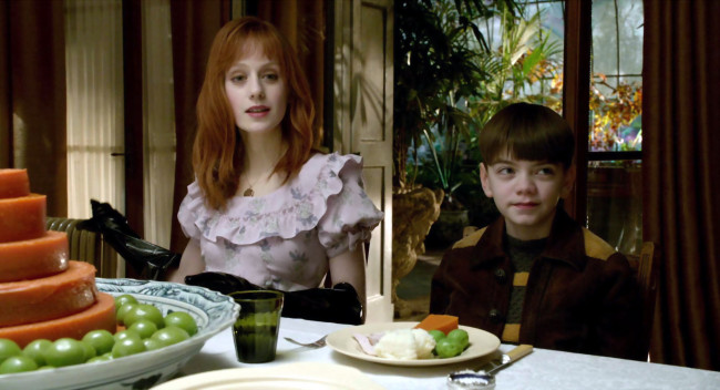 Обои картинки фото кино фильмы, miss peregrine`s home for peculiar children, хью, апистон, оливия, стол