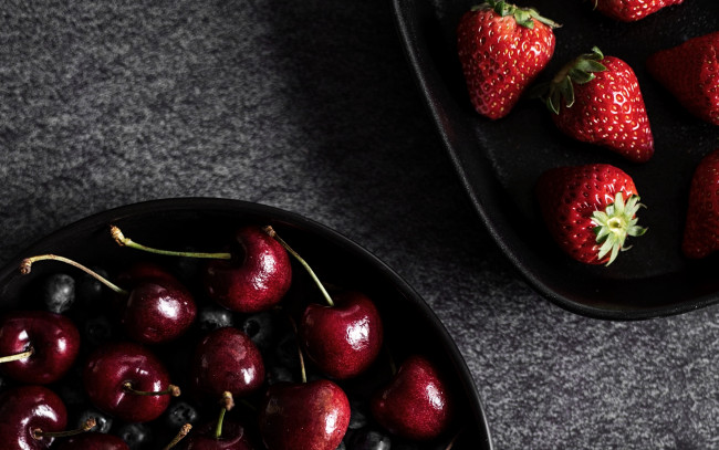 Обои картинки фото еда, фрукты,  ягоды, черешня, черника, клубника