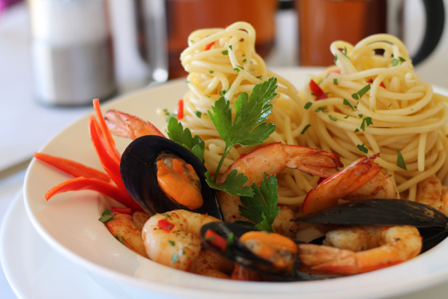 Обои картинки фото еда, рыбные блюда,  с морепродуктами, мидии, креветки, спагетти