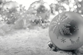 Картинка праздничные украшения шарики снежинки снег
