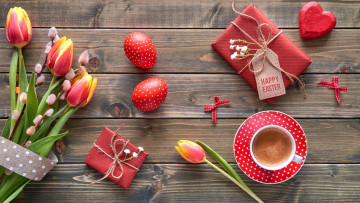 Картинка праздничные пасха тюльпаны подарки кофе надпись крашенки